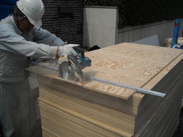 瑞穂区で実施した葺き替え工事に伴い、既存屋根材解体後に表面からは見えない野地板を設置していく様子